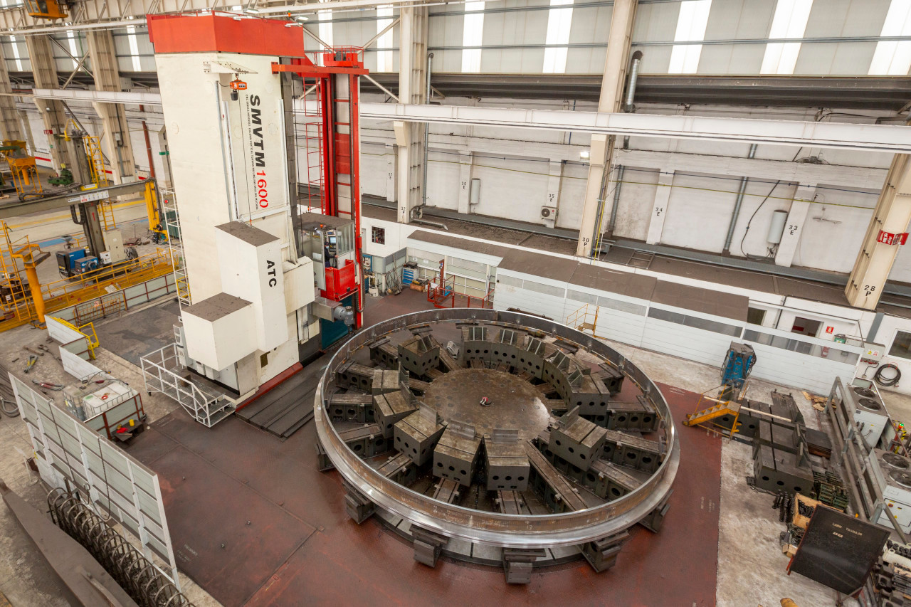 Vertical and horizontal lathes